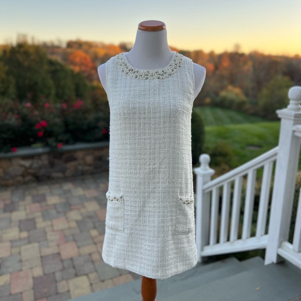 Elegant White Sleeveless Dress